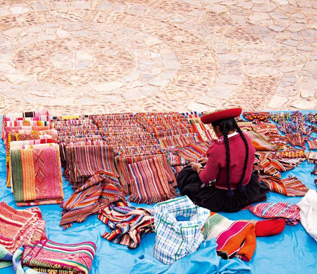 <a href="https://viajeaqui.abril.com.br/cidades/peru-cusco" rel="Cusco" target="_blank"><strong>Cusco</strong></a> O colorido profundo das roupas dos habitantes de Cusco é herança inca. Contrasta com os tons terrosos da cidade - que nem por isso é pouco vibrante. Bares, bons restaurantes, festas concorridas, bairro de artistas e turistas todos os dias, de todas as partes do mundo, fazem de Cusco uma cidade curiosa, imperdível <a href="https://viajeaqui.abril.com.br/cidades/peru-cusco" rel="Cusco" target="_blank"><strong>Cusco</strong></a> O colorido profundo das roupas dos habitantes de Cusco é herança inca. Contrasta com os tons terrosos da cidade - que nem por isso é pouco vibrante. Bares, bons restaurantes, festas concorridas, bairro de artistas e turistas todos os dias, de todas as partes do mundo, fazem de Cusco uma cidade curiosa, imperdível