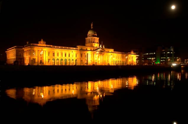 Localizado na margem norte do Rio Liffey, o edifício neoclássico do Custom House originalmente abrigava a alfândega do porto de Dublin. Hoje é sede de outros departamentos governamentais Localizado na margem norte do Rio Liffey, o edifício neoclássico do Custom House originalmente abrigava a alfândega do porto de Dublin. Hoje é sede de outros departamentos governamentais