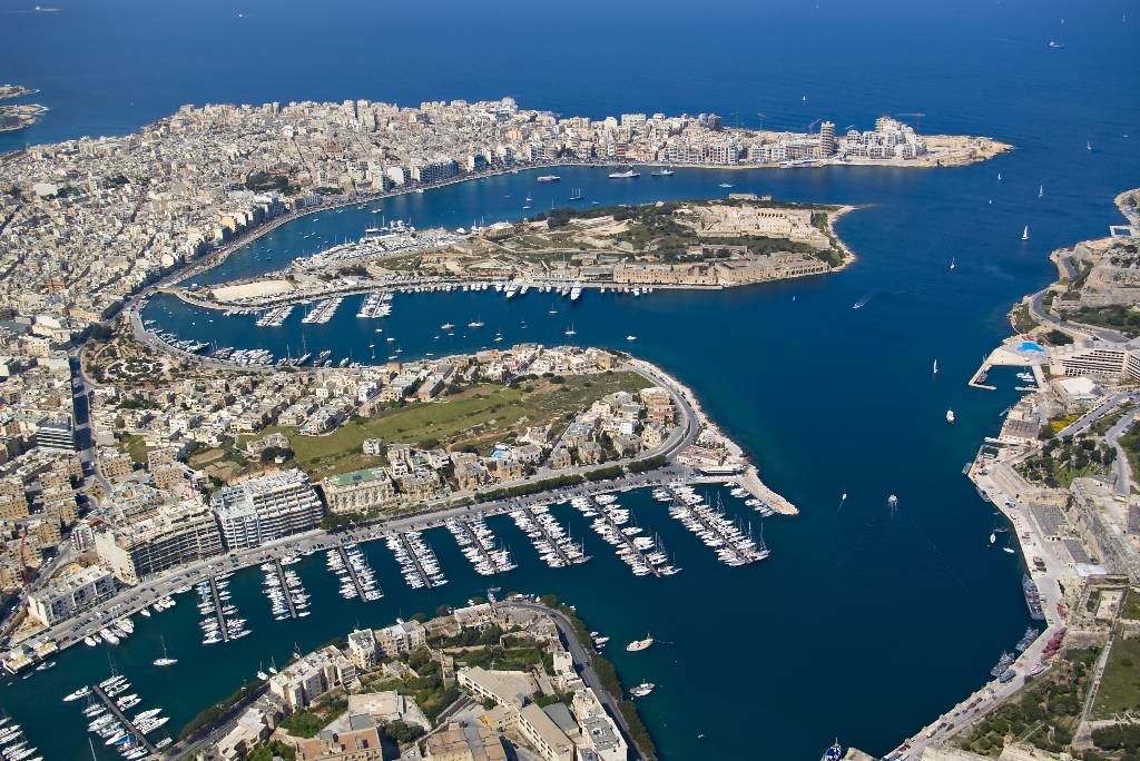 Vista geral da baía de Marsamxett, com a ilha Manoel ao centro