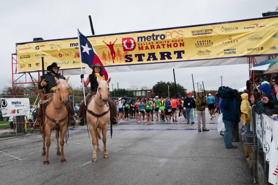 <strong><a href="https://www.runtherock.com" rel="Maratona de Dallas" target="_blank">Maratona de Dallas</a></strong> <strong>– 9 de dezembro de 2012 – Dallas, Texas</strong><br />  <br />  <br />  Quem for correr a <strong>Maratona de Dallas</strong>, no <strong>Texas</strong>, acreditando que ela será no “Velho Oeste”, está enganado. A cidade é moderna e a corrida passa pelo <strong>lago White Rock</strong>, que dá o nome oficial ao evento: Dallas White Rock Marathon. Os competidores podem optar por correr a prova oficial, com 42 quilômetros, a meia maratona ou a corrida curta de 5 quilômetros.    A temperatura na época da corrida, em dezembro, fica entre 4 °C e 14 °C, e o percurso é quase todo plano, com algumas subidas . O centro da cidade é o começo e o final da maratona e passa por quase todo o município.    Depois da maratona, os competidores podem levar sua família para curtir um dia no Six Flags: Over Texas, um parque de diversões para todas as idades – principalmente quem gosta de montanhas-russas – que fica em Arlington, a 30 minutos de Dallas. Os museus de Fort Worth também são muito procurados, além dos rodeios, tradicionais do Texas.    Entre no site da <a href="https://www.runtherock.com" rel="Maratona de Dallas" target="_blank">Maratona de Dallas</a> para obter todas as informações da corrida.