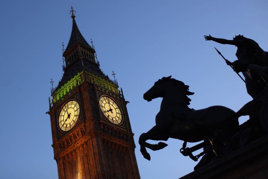 A torre do relógio do <a href="https://viajeaqui.abril.com.br/estabelecimentos/reino-unido-londres-atracao-houses-of-parliament" rel="Palácio Westminster " target="_blank">Palácio Westminster </a>- a casa do parlamento britânico, que abriga o famoso sino <strong>Big Ben</strong>, está pouco a pouco se inclinando. Motivo de alarme ainda não há, mas hoje já é possível reparar a leve falta de prumo do edifício