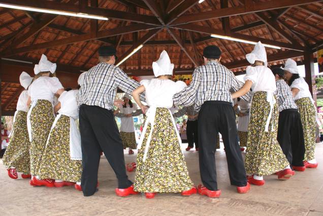 Grupos de dança holandesa se apresentam em quatro palcos da Expoflora, em Holambra Grupos de dança holandesa se apresentam em quatro palcos da Expoflora, em Holambra
