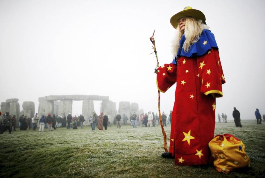 Neo-druida se reúne a outros entusiastas durante o solstício de verão em Stonehenge Neo-druida se reúne a outros entusiastas durante o solstício de verão em Stonehenge