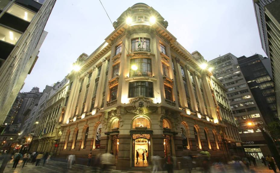 <a href="https://viajeaqui.abril.com.br/estabelecimentos/br-rj-rio-de-janeiro-atracao-centro-cultural-banco-do-brasil" rel="Centro Cultural Banco do Brasil"><strong>Centro Cultural Banco do Brasil</strong></a><br />    Construído em 1901, o edifício tornou-se sede do Banco do Brasil em 1927 e Centro Cultural em 2001. Patrimônio tombado pelo Condephaat, o prédio agora é palco de diversas expressões artísticas, como exposições temporárias que ocupam três andares. No teatro há sempre uma peça em cartaz; no cinema, filmes que fogem do circuito comercial. Um agradável café, com mesas na calçada, funciona no térreo.