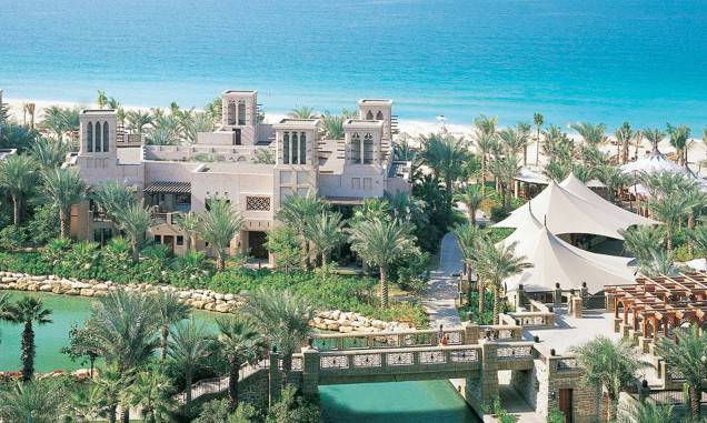 <strong>13. Dar Al Masyaf at Madinat Jumeirah, <a href="https://viajeaqui.abril.com.br/cidades/emirados-arabes-unidos-dubai/fotos" rel="Dubai" target="_blank">Dubai</a>, <a href="https://viajeaqui.abril.com.br/paises/emirados-arabes-unidos/fotos" rel="Emirados Árabes Unidos" target="_blank">Emirados Árabes Unidos</a></strong>O segundo colocado em Dubai também oferece luxo e glamour, mas em vez de um acampamento no deserto ao estilo Lawrence da Arábia, está mais para mil e uma noites: um enorme palácio digno de um sultão - ou, no caso, emir.Mês mais barato para se hospedar: Junho <strong>13. Dar Al Masyaf at Madinat Jumeirah, <a href="https://viajeaqui.abril.com.br/cidades/emirados-arabes-unidos-dubai/fotos" rel="Dubai" target="_blank">Dubai</a>, <a href="https://viajeaqui.abril.com.br/paises/emirados-arabes-unidos/fotos" rel="Emirados Árabes Unidos" target="_blank">Emirados Árabes Unidos</a></strong>O segundo colocado em Dubai também oferece luxo e glamour, mas em vez de um acampamento no deserto ao estilo Lawrence da Arábia, está mais para mil e uma noites: um enorme palácio digno de um sultão - ou, no caso, emir.Mês mais barato para se hospedar: Junho