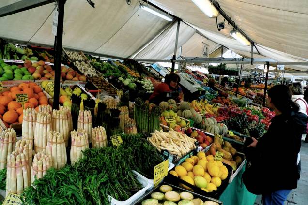<strong>Mercado de Pádua, Itália</strong>Em um país que tem delícias como o queijo de Parma, o presunto San Danielle, os vinagres balsâmicos de Modena, vinhos de Chianti e cortes de carne extraordinários, bons mercados não faltam. Junte-se a isso o frescor de aspargos, alcachofras, morangos, cogumelos, endívias e ervas e você se deparará com monumentos à boa mesa, de Catanzaro a Gênova, de Roma a Bolonha. Nenhum deles, porém, é tão variado e divertido como o de <a href="https://viajeaqui.abril.com.br/cidades/italia-padua" target="_blank" rel="noopener">Pádua</a>, no Vêneto. Aqui cada produto tem nome e sobrenome. Azeitonas da Ligúria, queijo de cabra da Sardenha, tomates da Campanha. Junto com a basílica de Santo Antônio, esta é uma atração imperdível na cidade.Leia mais: <a href="https://viajeaqui.abril.com.br/materias/48-horas-em-veneza" target="_blank" rel="noopener">48 horas em Veneza</a> <strong>Mercado de Pádua, Itália</strong>Em um país que tem delícias como o queijo de Parma, o presunto San Danielle, os vinagres balsâmicos de Modena, vinhos de Chianti e cortes de carne extraordinários, bons mercados não faltam. Junte-se a isso o frescor de aspargos, alcachofras, morangos, cogumelos, endívias e ervas e você se deparará com monumentos à boa mesa, de Catanzaro a Gênova, de Roma a Bolonha. Nenhum deles, porém, é tão variado e divertido como o de <a href="https://viajeaqui.abril.com.br/cidades/italia-padua" target="_blank" rel="noopener">Pádua</a>, no Vêneto. Aqui cada produto tem nome e sobrenome. Azeitonas da Ligúria, queijo de cabra da Sardenha, tomates da Campanha. Junto com a basílica de Santo Antônio, esta é uma atração imperdível na cidade.Leia mais: <a href="https://viajeaqui.abril.com.br/materias/48-horas-em-veneza" target="_blank" rel="noopener">48 horas em Veneza</a>