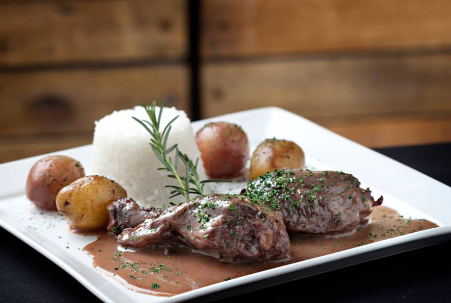 A casa <a href="https://viajeaqui.abril.com.br/estabelecimentos/br-mg-belo-horizonte-restaurante-dartagnan" rel="D Artagnan"><strong>D Artagnan</strong></a>, estrelada pelo GUIA QUATRO RODAS, preparou o Coq au Vin, frango ao vinho tinto com batatinhas e mini cebolas, especialmente para a Belo Horizonte Restaurant Week