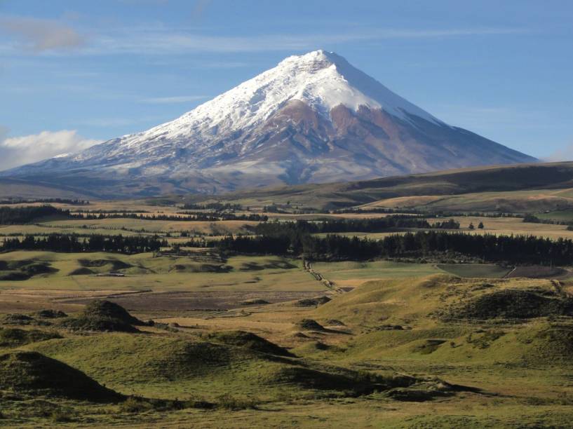<strong>7. Avenida dos Vulcões, Equador </strong>Em um trecho de apenas 200 quilômetros, 14 vulcões - ativos e adormecidos - pontilham a vista dos viajantes. Entre os gigantes de neve e lava estão os picos mais altos do Equador: o <strong>Chimborazo </strong>(6310 metros) e o <strong>Cotopaxi </strong>(na foto, com 5897 metros). O trecho da rodovia Panamericana entre Quito e Riobamba é o melhor para avistar os montes <strong>7. Avenida dos Vulcões, Equador </strong>Em um trecho de apenas 200 quilômetros, 14 vulcões - ativos e adormecidos - pontilham a vista dos viajantes. Entre os gigantes de neve e lava estão os picos mais altos do Equador: o <strong>Chimborazo </strong>(6310 metros) e o <strong>Cotopaxi </strong>(na foto, com 5897 metros). O trecho da rodovia Panamericana entre Quito e Riobamba é o melhor para avistar os montes