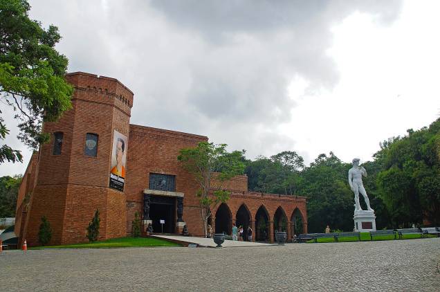 <strong>7. <a href="https://viajeaqui.abril.com.br/estabelecimentos/br-pe-recife-atracao-instituto-ricardo-brennand" rel="Instituto Ricardo Brennand, em Recife (PE)" target="_blank">Instituto Ricardo Brennand, em Recife (PE)</a></strong>O Instituto funciona em um complexo arquitetônico com inspiração medieval e tem em sua coleção objetos históricos que datam desde a Idade Média. Destaque para documentos e peças do Brasil colonial e da época de dominação holandesa, além de acervo com mais de 3 mil armas brancas, tudo isso circundado por bosques.<strong>Grátis: na última terça feira de cada mês</strong>Você economiza: R$ 25Endereço: Alameda Antônio Brennand, s/n ,Várzea, Recife (PE) <strong>7. <a href="https://viajeaqui.abril.com.br/estabelecimentos/br-pe-recife-atracao-instituto-ricardo-brennand" rel="Instituto Ricardo Brennand, em Recife (PE)" target="_blank">Instituto Ricardo Brennand, em Recife (PE)</a></strong>O Instituto funciona em um complexo arquitetônico com inspiração medieval e tem em sua coleção objetos históricos que datam desde a Idade Média. Destaque para documentos e peças do Brasil colonial e da época de dominação holandesa, além de acervo com mais de 3 mil armas brancas, tudo isso circundado por bosques.<strong>Grátis: na última terça feira de cada mês</strong>Você economiza: R$ 25Endereço: Alameda Antônio Brennand, s/n ,Várzea, Recife (PE)