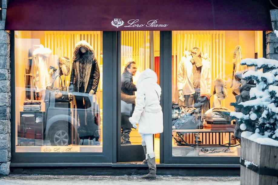 Além dos esportes de inverno, é possível fazer compras e gastar muito dinheiro em <a href="https://viajeaqui.abril.com.br/materias/courchevel-conheca-a-vila-criada-para-ser-um-resort-de-esqui" rel="Courchevel" target="_blank">Courchevel</a>, nos <a href="https://viajeaqui.abril.com.br/cidades/franca-alpes-franceses" rel="Alpes Franceses" target="_blank">Alpes Franceses</a>; na vila, há filiais das luxuosas grifes Dior, Prada, Louis Vuitton e Lacroix Além dos esportes de inverno, é possível fazer compras e gastar muito dinheiro em <a href="https://viajeaqui.abril.com.br/materias/courchevel-conheca-a-vila-criada-para-ser-um-resort-de-esqui" rel="Courchevel" target="_blank">Courchevel</a>, nos <a href="https://viajeaqui.abril.com.br/cidades/franca-alpes-franceses" rel="Alpes Franceses" target="_blank">Alpes Franceses</a>; na vila, há filiais das luxuosas grifes Dior, Prada, Louis Vuitton e Lacroix