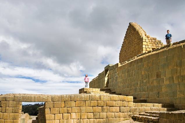 <a href="https://viajeaqui.abril.com.br/materias/ingapirca-e-o-melhor-sitio-arqueologico-do-equador-canari-incas" rel="Ingapirca - Equador " target="_blank"><strong>Ingapirca – Equador</strong></a> As construções iniciais de Ingapirca eram do povo Cañari, que ocupou a região por 1.000 anos antes de serem dominados pelos Incas. O Templo do Sol (foto) tinha um observatório astronômico e era palco de cerimônias cañaris. Depois foi tomado pelos conquistadores incas e transformado em forte militar até que os espanhóis chegaram e usaram parte das pedras sagradas para construir suas casas. Suas rochas cortadas em forma de trapézio são como as de Machu Picchu <a href="https://viajeaqui.abril.com.br/materias/ingapirca-e-o-melhor-sitio-arqueologico-do-equador-canari-incas" rel="Ingapirca - Equador " target="_blank"><strong>Ingapirca – Equador</strong></a> As construções iniciais de Ingapirca eram do povo Cañari, que ocupou a região por 1.000 anos antes de serem dominados pelos Incas. O Templo do Sol (foto) tinha um observatório astronômico e era palco de cerimônias cañaris. Depois foi tomado pelos conquistadores incas e transformado em forte militar até que os espanhóis chegaram e usaram parte das pedras sagradas para construir suas casas. Suas rochas cortadas em forma de trapézio são como as de Machu Picchu