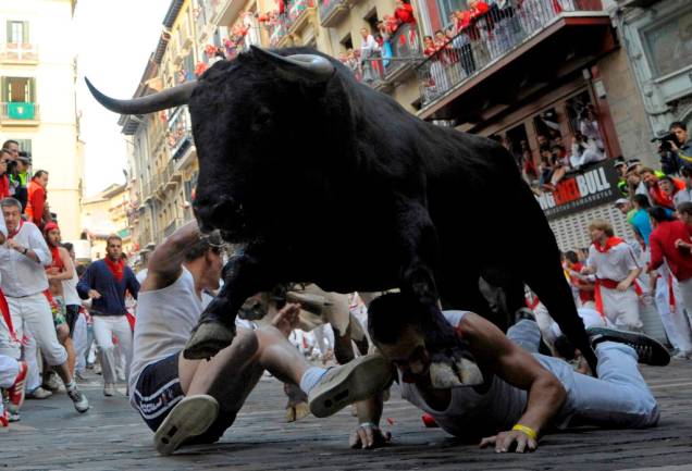 <strong>7. Sanfermines</strong> As famosas corridas de touros pelas ruas de <strong>Pamplona</strong>, em Navarra, começaram quase que espontaneamente, ao conduzirem animais dos currais de Santo Domingo até a Praça de Touros. O <em>Encierro </em>tomou suas formas atuais no século 19 e se tornou popular com a promoção feita pelo escritor americano <strong>Ernest Hemigway</strong>, um entusiasta. As corridas fazem parte das festas em comemoração a São Firmino. Na foto, dois a zero para o touro! <strong>Onde: </strong>Pamplona, Navarra, <a href="https://viajeaqui.abril.com.br/paises/espanha" rel="Espanha" target="_blank">Espanha</a>. <strong>Quando: </strong>7 e 14 de Julho <strong>7. Sanfermines</strong> As famosas corridas de touros pelas ruas de <strong>Pamplona</strong>, em Navarra, começaram quase que espontaneamente, ao conduzirem animais dos currais de Santo Domingo até a Praça de Touros. O <em>Encierro </em>tomou suas formas atuais no século 19 e se tornou popular com a promoção feita pelo escritor americano <strong>Ernest Hemigway</strong>, um entusiasta. As corridas fazem parte das festas em comemoração a São Firmino. Na foto, dois a zero para o touro! <strong>Onde: </strong>Pamplona, Navarra, <a href="https://viajeaqui.abril.com.br/paises/espanha" rel="Espanha" target="_blank">Espanha</a>. <strong>Quando: </strong>7 e 14 de Julho