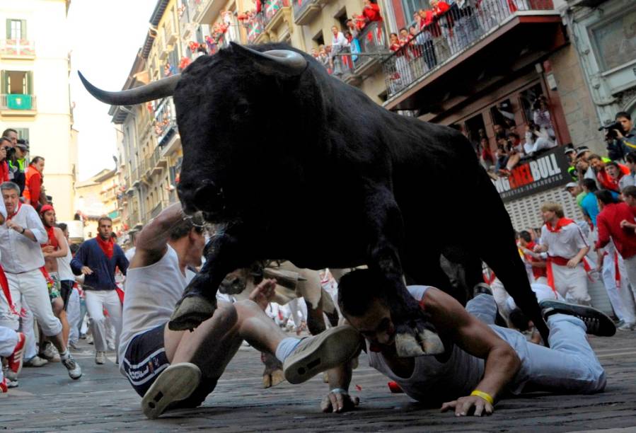 <strong>7. Sanfermines</strong>    As famosas corridas de touros pelas ruas de <strong>Pamplona</strong>, em Navarra, come&ccedil;aram quase que espontaneamente, ao conduzirem animais dos currais de Santo Domingo at&eacute; a Pra&ccedil;a de Touros. O <em>Encierro </em>tomou suas formas atuais no s&eacute;culo 19 e se tornou popular com a promo&ccedil;&atilde;o feita pelo escritor americano <strong>Ernest Hemigway</strong>, um entusiasta. As corridas fazem parte das festas em comemora&ccedil;&atilde;o a S&atilde;o Firmino.    Na foto, dois a zero para o touro!    <strong>Onde: </strong>Pamplona, Navarra, <a href="https://viajeaqui.abril.com.br/paises/espanha" rel="Espanha" target="_blank">Espanha</a>. <strong>Quando: </strong>7 e 14 de Julho