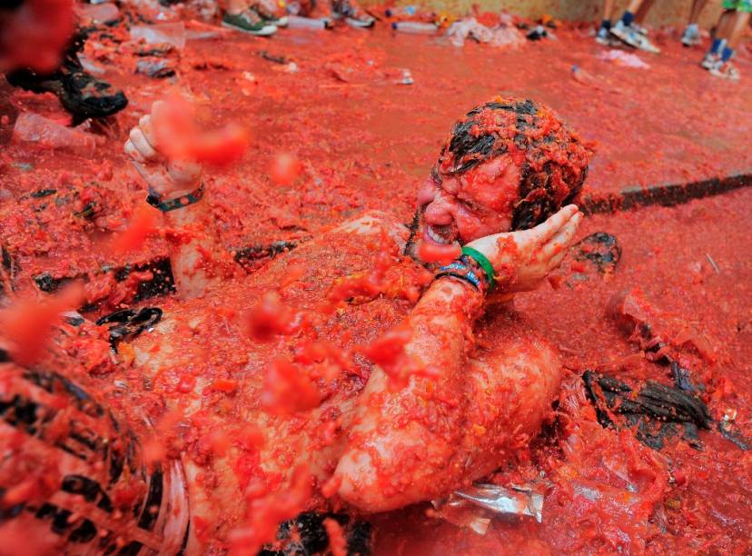 <strong>9. La Tomatina, Espanha</strong><br />  Um caos. Dezenas de pessoas atirando tomates umas nas outras como loucas. Se voc&ecirc; tiver pinta de gringo com certeza levar&aacute; a pior, pois ser&aacute; alvo preferencial. O que come&ccedil;ou como uma guerra de verduras e legumes numa confus&atilde;o entre jovens, em 1945, hoje &eacute; uma atra&ccedil;&atilde;o tur&iacute;stica que re&uacute;ne pessoas de todo o mundo.    <strong>Onde: </strong>Bu&ntilde;ol, <a href="https://viajeaqui.abril.com.br/paises/espanha" rel="Espanha" target="_blank">Espanha</a>. <strong>Quando: </strong>&uacute;ltima quarta-feira de Agosto