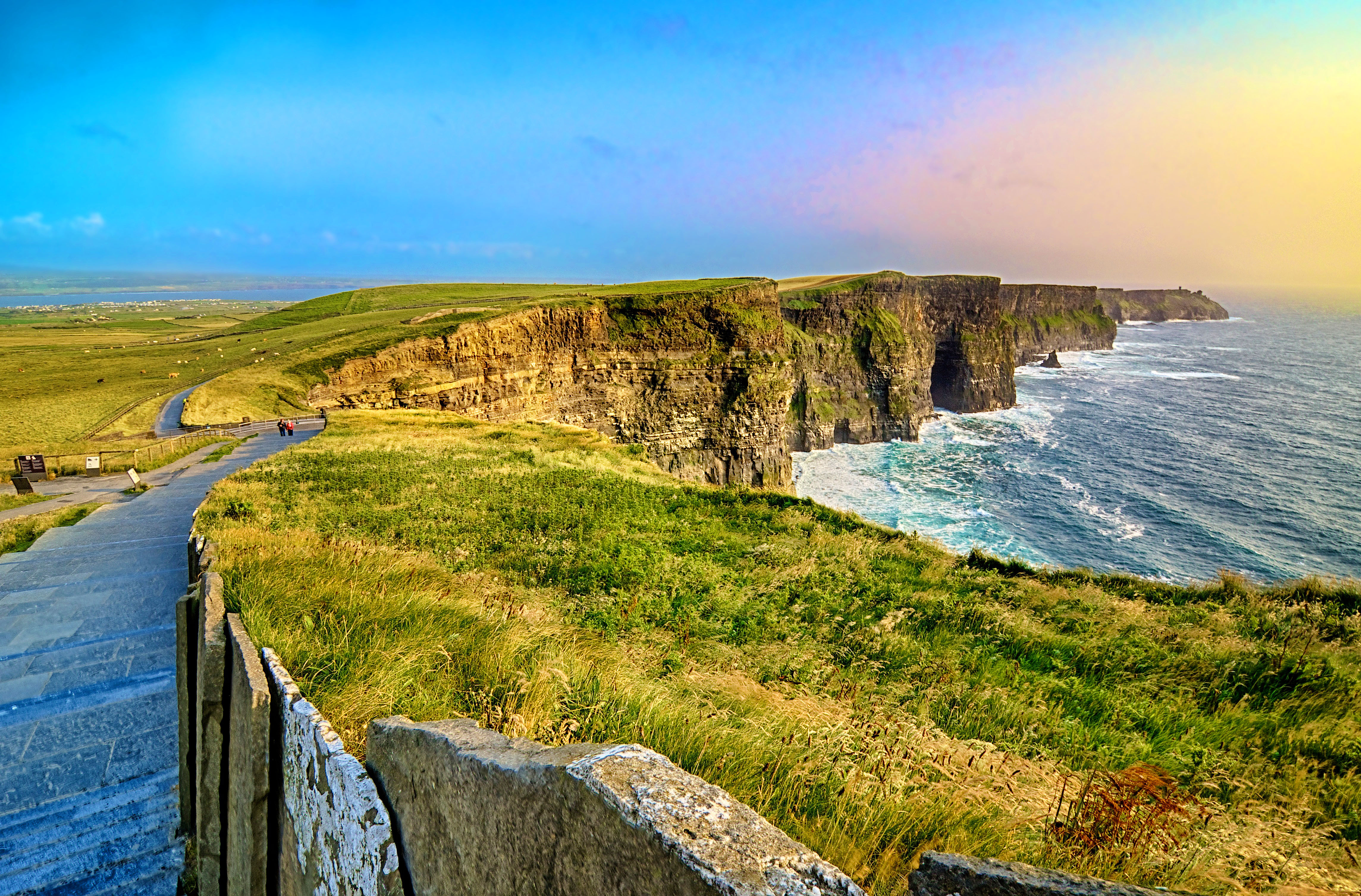 Com 8 quilômetros de extensão, as Falésias de Moher, no Condado de Clare (oeste da <a href="https://viajeaqui.abril.com.br/paises/irlanda" rel="Irlanda">Irlanda</a>), chegam a uma altura máxima de 214 metros e são uma das principais atrações do país<strong>+ <a href="https://viajeaqui.abril.com.br/materias/fotos-10-falesias-impressionantes-pelo-mundo" rel="10 falésias impressionantes pelo mundo" target="_blank">Fotos: 10 falésias impressionantes pelo mundo</a></strong><strong>+ <a href="https://viajeaqui.abril.com.br/materias/8-experiencias-irlandesas-dublin" rel="8 experiências irlandesas em Dublin" target="_blank">8 experiências irlandesas em Dublin</a></strong>