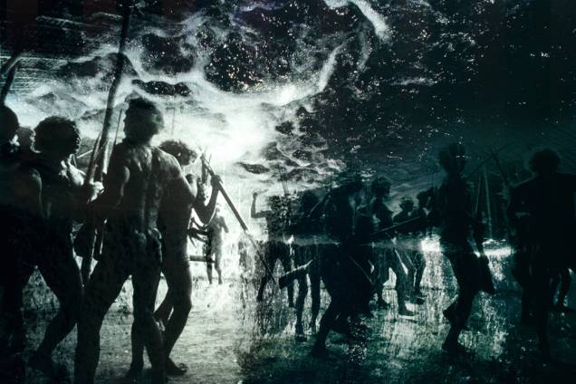 Desabamento do Céu (1976/2002), foto da Série Sonhos Yanomami, de Claudia Andujar Desabamento do Céu (1976/2002), foto da Série Sonhos Yanomami, de Claudia Andujar