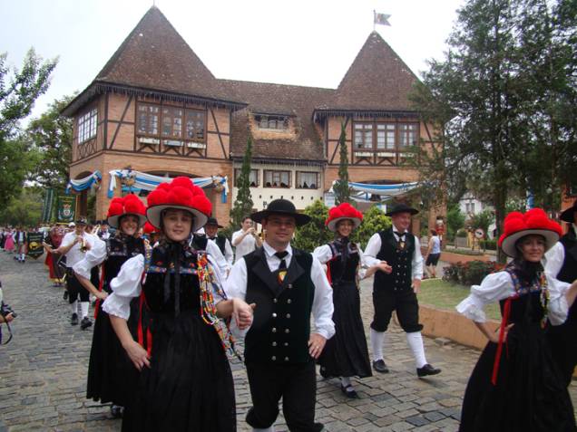 Desfile em trajes típicos pelas ruas de Pomerode Desfile em trajes típicos pelas ruas de Pomerode