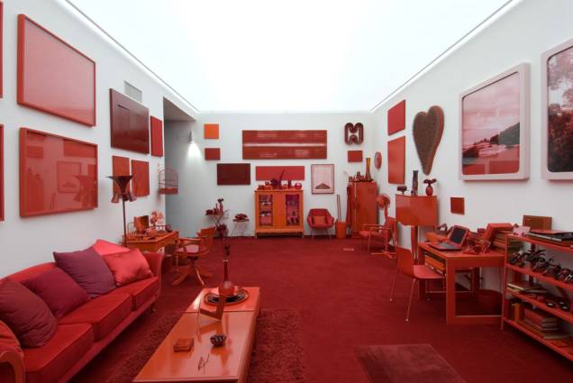 O ambiente com decoração e móveis em vermelho é o primeiro da obra Desvio para o vermelho, de Cildo Meireles, em Inhotim, Brumadinho (MG) O ambiente com decoração e móveis em vermelho é o primeiro da obra Desvio para o vermelho, de Cildo Meireles, em Inhotim, Brumadinho (MG)