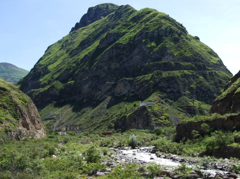 Esta é a montanha Nariz do Diabo, nos Andes equatorianos. De longe, até que pode não parecer grande coisa, mas é nela que o trem perfaz trajeto em ziguezague ladeira abaixo, indo de 2.346 a 1.860 metros sobre o nível do mar. E aí, vai encarar?