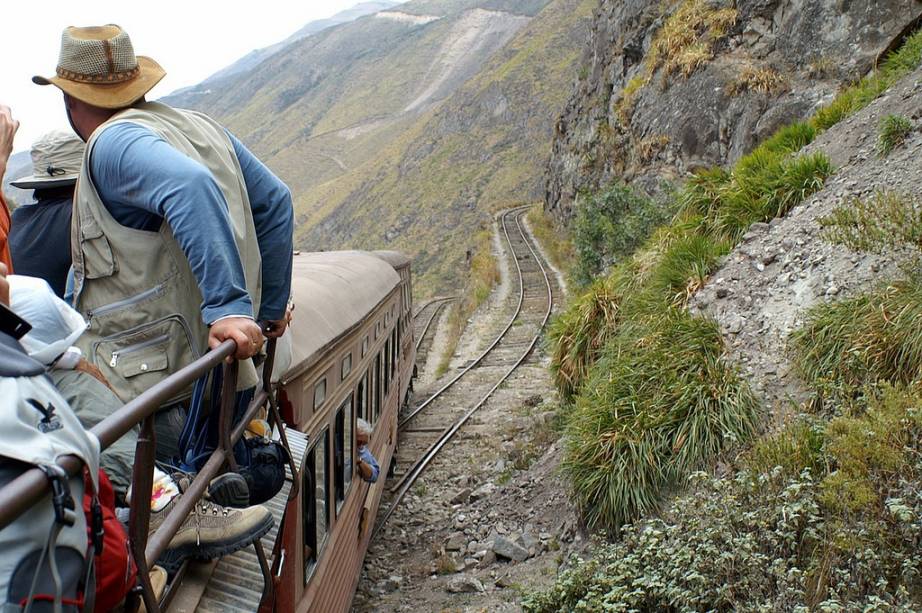 Depois que Alausí fica para trás, vem o ponto alto do roteiro: o trem empreende em ziguezague a descida da montanha num trecho inclinado o suficiente para fazer o coração acelerar. Para avançar, os vagões se movem para frente e para trás, e assim seguem até terminar a inclinação do Nariz do Diabo. Difícil saber o que mais impressiona: se a engenhosidade do projetista da linha ou a paisagem alucinante na qual ela está inserida.