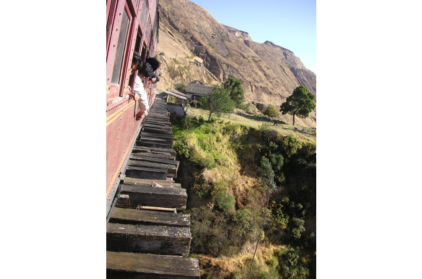 Em alguns trechos o trem também atravessa pontes. Nesses pontos o visual costuma causar certa sensação de... vertigem! Se você tiver problema com isso, fique esperto e procure não olhar para baixo. Caso contrário, bem, aproveite para fazer fotos alucinantes dos desfiladeiros íngremes que se apresentam no caminho.