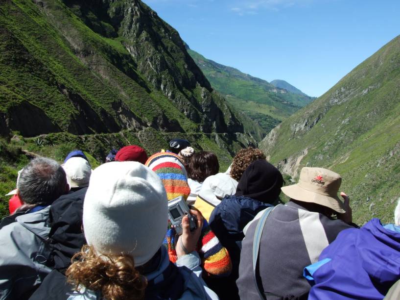 Pode parecer desconfortável à primeira vista – e, de fato, chega a ser em alguns momentos. Mas fique tranquilo e confiante: na maior parte do tempo você estará totalmente envolvido pelas paisagens alucinantes que se sucedem conforme o trem avança pelas encostas e quebradas da Cordilheira dos Andes. Além disso, a emoção dos companheiros de viagem também contagia e ajuda a manter a concentração no que realmente importa, ou seja, desfrutar de uma viagem sobre trilhos absolutamente incomum. Pode parecer desconfortável à primeira vista – e, de fato, chega a ser em alguns momentos. Mas fique tranquilo e confiante: na maior parte do tempo você estará totalmente envolvido pelas paisagens alucinantes que se sucedem conforme o trem avança pelas encostas e quebradas da Cordilheira dos Andes. Além disso, a emoção dos companheiros de viagem também contagia e ajuda a manter a concentração no que realmente importa, ou seja, desfrutar de uma viagem sobre trilhos absolutamente incomum.