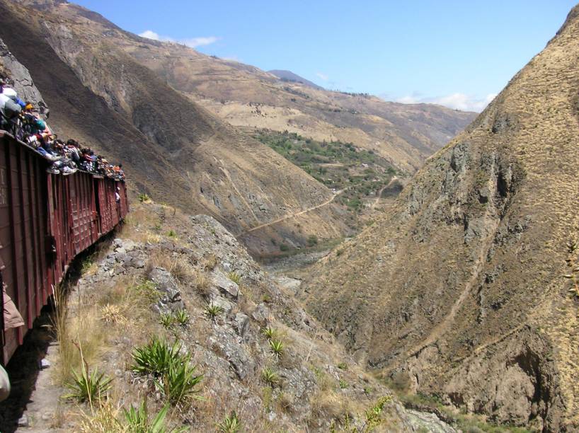 "Olha a curva!" é o brado que se repete em quantos idiomas estiverem representados a bordo cada vez que a composição contorna os Andes. Vales profundos, vulcões e picos nevados alternam-se ao longo do trajeto até o Nariz do Diabo, numa viagem para lá de inusitada sobre o teto do trem.