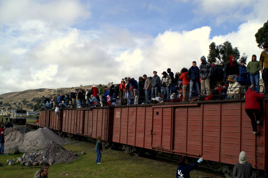 Conferidos os bilhetes e efetuado o embarque, os turistas têm basicamente duas opções de acomodação: a convencional, ou seja, no interior do vagão, e a aparentemente insana possibilidade de ir sentado em cima das composições. Sim, isso mesmo, é possível – e, acredite, recomendável – viajar sobre os vagões, sentindo na cara a brisa andina.