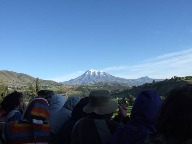 Em momentos estratégicos o maquinista desacelera a composição para que os viajantes possam desfrutar das paisagens e registrar com suas filmadoras e máquinas fotográficas os picos nevados, vulcões e vilarejos que aparecem ao longo do trajeto. Ao fundo, na foto, está o mítico Chimborazo, cujo cume alcança 6.267 metros acima do nível do mar: simplesmente o vulcão mais alto dos Andes equatorianos.