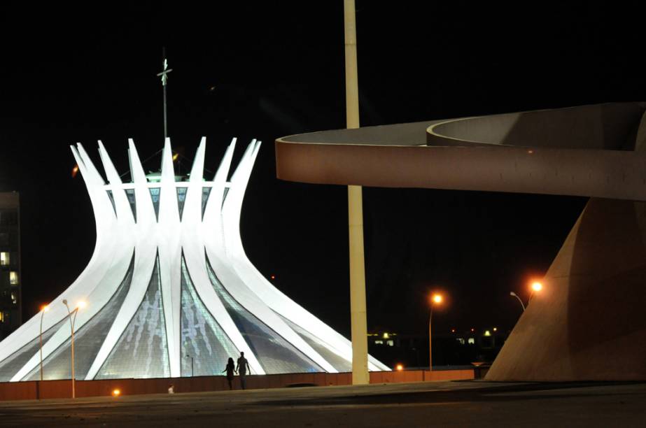 <strong>3. <a href="https://viajeaqui.abril.com.br/cidades/br-df-brasilia" rel="Distrito Federal">Distrito Federal</a></strong>Foram lançados três empreendimentos no Distrito Federal (<a href="https://viajeaqui.abril.com.br/cidades/br-df-brasilia" rel="Brasília">Brasília</a> e Águas Claras), com 1.647 unidades. O valor geral de vendas dos novos hotéis e flats é de 503 milhões de reais. O preço médio por metro quadrado é de 9.470 reais.