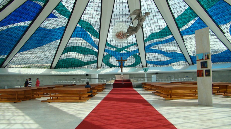 Como foi construída abaixo do nível do solo, a <a href="https://viajeaqui.abril.com.br/estabelecimentos/br-df-brasilia-atracao-catedral-metropolitana" rel="Catedral Metropolitana">Catedral Metropolitana</a> de <a href="https://viajeaqui.abril.com.br/cidades/br-df-brasilia" rel="Brasília">Brasília</a> revela-se maior por dentro do que se presume. O local reúne obras de Di Cavalcanti, Ceschiatti e Athos Bulcão