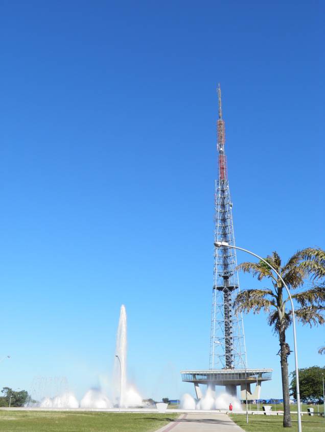 Um dos passeios de Brasília é a Torre de Televisão, que permite vista panorâmica do Eixo Monumental, Lago Paranoá, Parque da Cidade e Asa Sul e Norte. A estrutura metálica de 75m, projetada por Lucio Costa, é a mais alta da América Latina Um dos passeios de Brasília é a Torre de Televisão, que permite vista panorâmica do Eixo Monumental, Lago Paranoá, Parque da Cidade e Asa Sul e Norte. A estrutura metálica de 75m, projetada por Lucio Costa, é a mais alta da América Latina