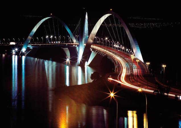 Os três arcos sobre a Ponte Juscelino Kubitschek, de 1,2km de extensão, inaugurada em 2002, são inspirados no movimento de uma pedra quicando sobre um espelho dágua Os três arcos sobre a Ponte Juscelino Kubitschek, de 1,2km de extensão, inaugurada em 2002, são inspirados no movimento de uma pedra quicando sobre um espelho dágua
