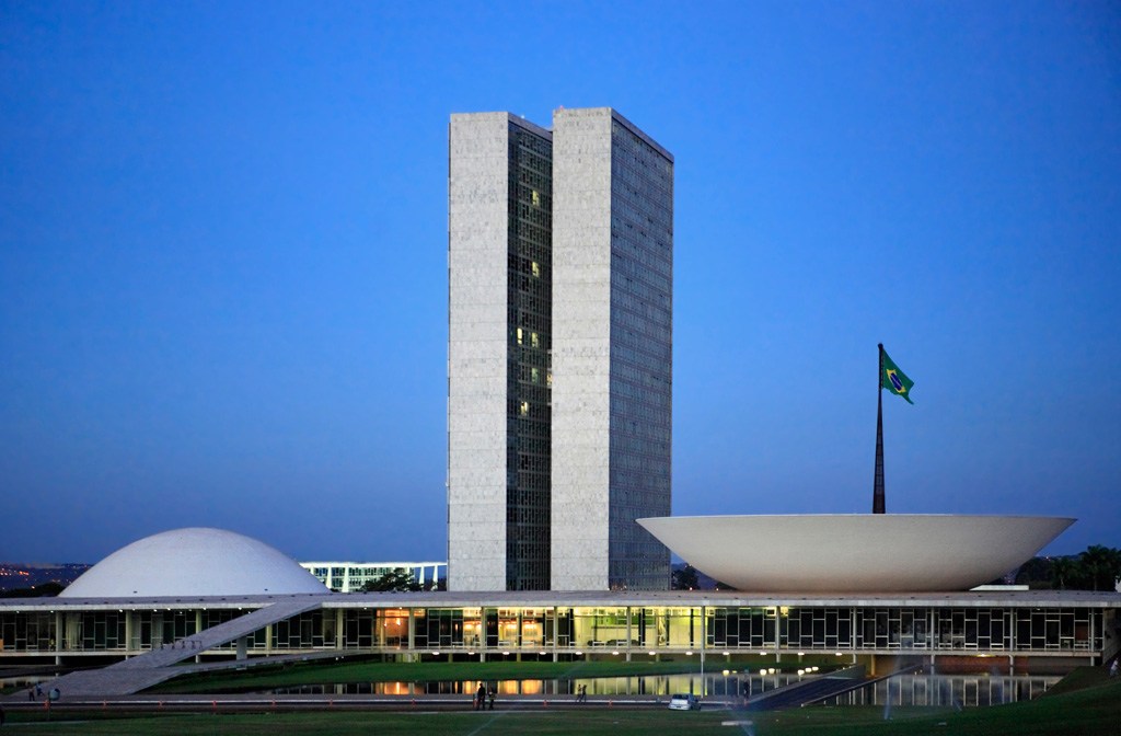 Os visitantes podem assistir parte de uma sess&atilde;o no Congresso Nacional, o maior s&iacute;mbolo de Bras&iacute;lia, projetado por Niemeyer