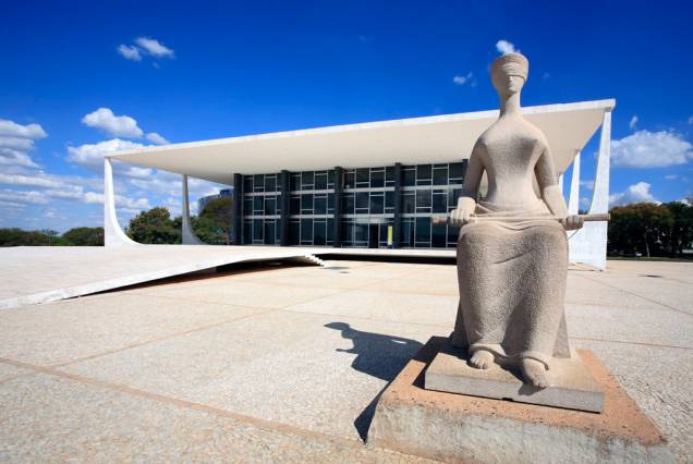 Fachada do Supremo Tribunal Federal e estátua "A Justiça", de Alfredo Seschiatti, no Eixo Monumental Fachada do Supremo Tribunal Federal e estátua "A Justiça", de Alfredo Seschiatti, no Eixo Monumental