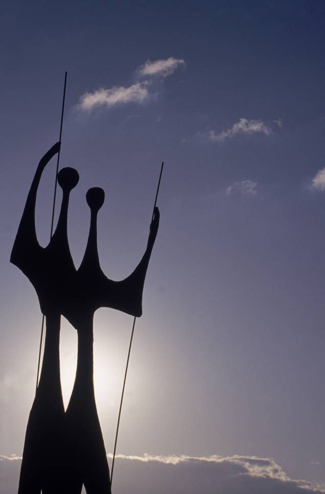 O monumento "Os Guerreiros", também conhecido como Os Candangos, de Bruno Giorgi, é uma homenagem aos operários que trabalharam na construção de Brasília O monumento "Os Guerreiros", também conhecido como Os Candangos, de Bruno Giorgi, é uma homenagem aos operários que trabalharam na construção de Brasília