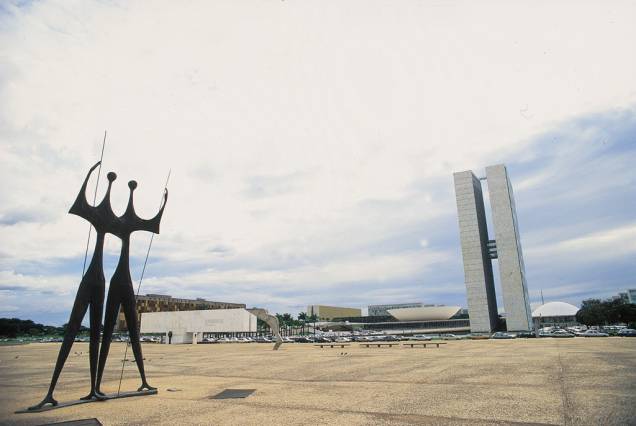 Monumento "Os Guerreiros" e Congresso Nacional na Praça dos Três Poderes Monumento "Os Guerreiros" e Congresso Nacional na Praça dos Três Poderes