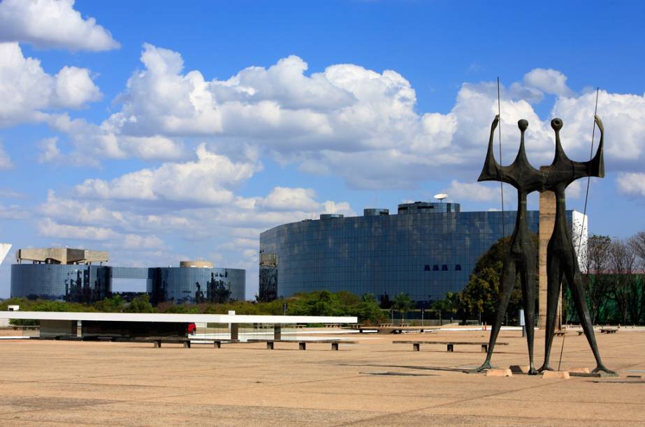 <strong>Praça dos Três Poderes – <a href="https://beta-develop.viagemeturismo.abril.com.br/cidades/brasilia/" target="_blank" rel="noopener">Brasília</a> – <a href="https://beta-develop.viagemeturismo.abril.com.br/paises/brasil/" target="_blank" rel="noopener">Brasil</a></strong> É o centro do triângulo formado pelo <a href="https://viajeaqui.abril.com.br/estabelecimentos/br-df-brasilia-atracao-congresso-nacional" target="_blank" rel="noopener">Congresso Nacional</a> (poder Legislativo), o <a href="https://viajeaqui.abril.com.br/estabelecimentos/br-df-brasilia-atracao-palacio-do-planalto" target="_blank" rel="noopener">Palácio do Planalto</a> (Executivo) e o <a href="https://viajeaqui.abril.com.br/estabelecimentos/br-df-brasilia-atracao-supremo-tribunal-federal-1961" target="_blank" rel="noopener">Supremo Tribunal Federal</a> (Judiciário), daí o nome. Repleta de simbolismos, a praça reúne diversas esculturas, como A Justiça (uma mulher com os olhos vendados), de Alfredo Ceschiatti, e Os Guerreiros (também conhecida como Os Candangos), de Bruno Giorgi. O Centro Cultural Três Poderes, aberto de terça-feira a domingo, das 9h às 18h, é formado por três museus: o Panteão da Pátria e da Liberdade Tancredo Neves, com vitrais de Marianne Peretti e painel de Athos Bulcão; o Museu da Cidade (tem exposição permanente sobre a história da construção de Brasília); e o Espaço Lucio Costa, que exibe uma maquete da capital <a href="https://www.booking.com/searchresults.pt-br.html?aid=332455&sid=d98f25c4d6d5f89238aebe98e11a09ba&sb=1&src=searchresults&src_elem=sb&error_url=https%3A%2F%2Fwww.booking.com%2Fsearchresults.pt-br.html%3Faid%3D332455%3Bsid%3Dd98f25c4d6d5f89238aebe98e11a09ba%3Btmpl%3Dsearchresults%3Bac_click_type%3Db%3Bac_position%3D0%3Bcity%3D-2601889%3Bclass_interval%3D1%3Bdest_id%3D-979186%3Bdest_type%3Dcity%3Bdtdisc%3D0%3Bfrom_sf%3D1%3Bgroup_adults%3D2%3Bgroup_children%3D0%3Biata%3DBUE%3Binac%3D0%3Bindex_postcard%3D0%3Blabel_click%3Dundef%3Bno_rooms%3D1%3Boffset%3D0%3Bpostcard%3D0%3Braw_dest_type%3Dcity%3Broom1%3DA%252CA%3Bsb_price_type%3Dtotal%3Bsearch_selected%3D1%3Bshw_aparth%3D1%3Bslp_r_match%3D0%3Bsrc%3Dsearchresults%3Bsrc_elem%3Dsb%3Bsrpvid%3D935e7b94aafb0196%3Bss%3DBuenos%2520Aires%252C%2520Argentina%3Bss_all%3D0%3Bss_raw%3Dbuenos%2520aires%3Bssb%3Dempty%3Bsshis%3D0%3Bssne%3DLondres%3Bssne_untouched%3DLondres%26%3B&ss=Bras%C3%ADlia%2C+Distrito+Federal%2C+Brasil&is_ski_area=&ssne=Buenos+Aires&ssne_untouched=Buenos+Aires&city=-979186&checkin_year=&checkin_month=&checkout_year=&checkout_month=&group_adults=2&group_children=0&no_rooms=1&from_sf=1&ss_raw=brasilia&ac_position=0&ac_langcode=xb&ac_click_type=b&dest_id=-631243&dest_type=city&iata=BSB&place_id_lat=-15.793581&place_id_lon=-47.883696&search_pageview_id=935e7b94aafb0196&search_selected=true&search_pageview_id=935e7b94aafb0196&ac_suggestion_list_length=5&ac_suggestion_theme_list_length=0" target="_blank" rel="noopener"><em>Busque hospedagem em Brasília</em></a>