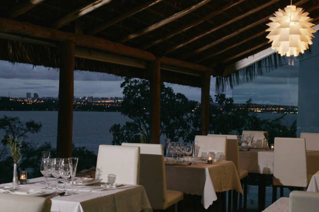 Varanda do restaurante Aquavit com vista para o Lago Paranoá Varanda do restaurante Aquavit com vista para o Lago Paranoá