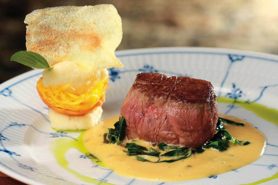 O Fil&eacute; mignon com bernaise de tucupi &eacute; uma das especialidades do Aquavit, em Bras&iacute;lia, novo restaurante tr&ecirc;s estrelas no Guia Brasil 2013