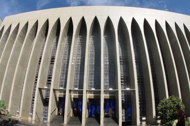 O Santuário Dom Bosco chama atenção pela luz azul que tinge todo ambiente. Isto se dá pois, no lugar de paredes, a igreja é cercada por vitrais O Santuário Dom Bosco chama atenção pela luz azul que tinge todo ambiente. Isto se dá pois, no lugar de paredes, a igreja é cercada por vitrais