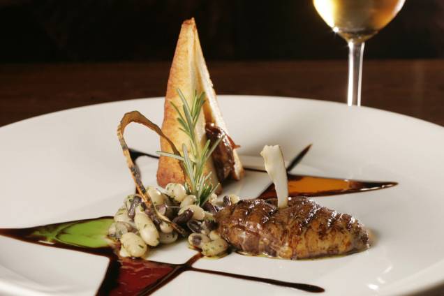 Foie gras flambado na cachaça, criação de Mara Alcamim, chef e dona do restaurante Zuu A.Z.D.Z. Foie gras flambado na cachaça, criação de Mara Alcamim, chef e dona do restaurante Zuu A.Z.D.Z.