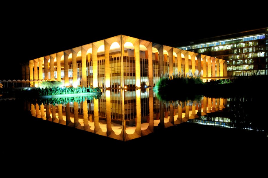 Construída em 1970, a <strong>sede do Ministério das Relações Exteriores</strong> abriga importantes objetos da história brasileira, como a mesa onde a princesa Isabel assinou a Lei Áurea e um jardim  inverno feito por Burle Marx, com estruturas de Lasar Segall e Victor Brecheret. A fachada é decorada com  painéis de Athos Bulcão, afrescos de Alfredo Volpi e uma linda escada circular que foi projetada por Milton Ramos e Joaquim Cardozo.  A iluminação noturna é outro destaque.