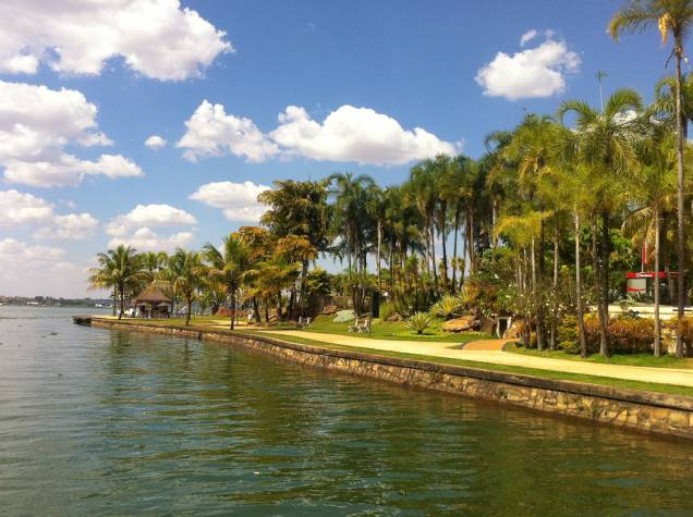 O Pontão do Lago Sul é uma opção de lazer em Brasília. O local reúne adeptos de windsurfe, lanchas, barcos, além de restaurantes, bares e quiosques O Pontão do Lago Sul é uma opção de lazer em Brasília. O local reúne adeptos de windsurfe, lanchas, barcos, além de restaurantes, bares e quiosques