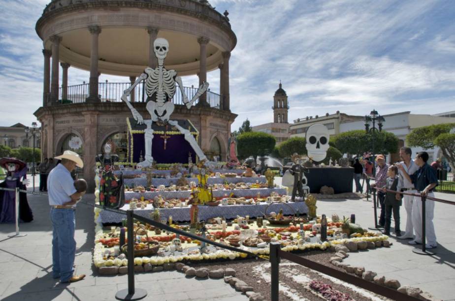 <strong>Oaxaca</strong>    Cada objeto no altar tem seu próprio significado, relacionado aos elementos da natureza.