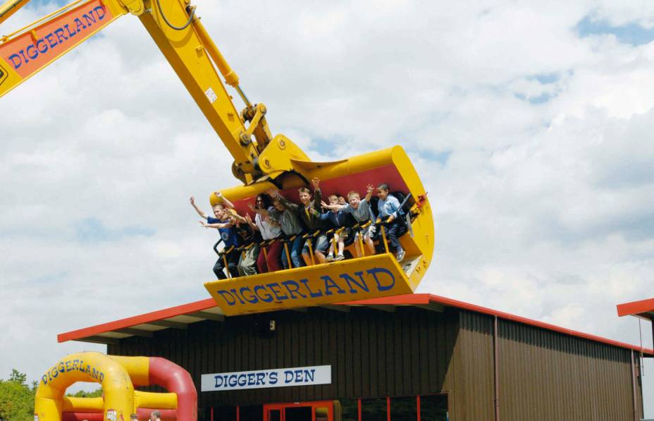 Inspirado na construção civil, o <strong>Diggerland </strong>coloca à disposição dos turistas tratores, guinchos e outros maquinários reais no lugar de brinquedos comuns. Lá, crianças e adultos podem operar as máquinas e cavar à vontade com a ajuda da equipe que trabalha no parque.<br /> <br /> O parque foi inaugurado em 2000 e atualmente tem quatro unidades no Reino Unido. Mesmo com algumas atividades diferentes entre si, todas têm áreas de brinquedos (ligados ao tema da construção), caixas de areia, passeios de carro e, claro, muitas máquinas pesadas. Inspirado na construção civil, o <strong>Diggerland </strong>coloca à disposição dos turistas tratores, guinchos e outros maquinários reais no lugar de brinquedos comuns. Lá, crianças e adultos podem operar as máquinas e cavar à vontade com a ajuda da equipe que trabalha no parque.<br /> <br /> O parque foi inaugurado em 2000 e atualmente tem quatro unidades no Reino Unido. Mesmo com algumas atividades diferentes entre si, todas têm áreas de brinquedos (ligados ao tema da construção), caixas de areia, passeios de carro e, claro, muitas máquinas pesadas.