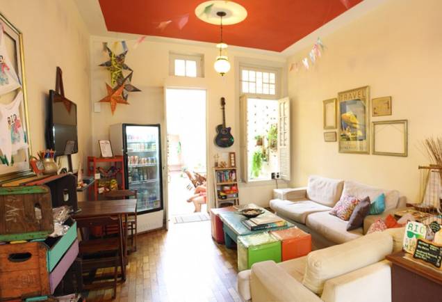 <strong><a href="https://viajeaqui.abril.com.br/estabelecimentos/br-rj-rio-de-janeiro-hospedagem-discovery-hostel" rel="Discovery Hostel" target="_blank">Discovery Hostel</a>, no <a href="https://viajeaqui.abril.com.br/cidades/br-rj-rio-de-janeiro" rel="Rio de Janeiro" target="_blank">Rio de Janeiro</a> (<a href="https://viajeaqui.abril.com.br/estados/br-rio-de-janeiro" rel="RJ" target="_blank">RJ</a>)</strong> Jeitinho todo irreverente e decoração arrojada: assim é o Discovery, um hostel colorido, moderno e cheio de vida, com gatos perambulando pelos corredores, plantas por todo canto e frases e desenhos enchendo as paredes <a href="https://www.booking.com/hotel/br/discovery-hostel.pt-br.html?aid=332455&label=viagemabril-hostelsdescolados" rel="BOOKING.COM: veja os preços e faça sua reserva no Discovery Hostel" target="_blank">BOOKING.COM: veja os preços e faça sua reserva no Discovery Hostel</a> <strong><a href="https://viajeaqui.abril.com.br/estabelecimentos/br-rj-rio-de-janeiro-hospedagem-discovery-hostel" rel="Discovery Hostel" target="_blank">Discovery Hostel</a>, no <a href="https://viajeaqui.abril.com.br/cidades/br-rj-rio-de-janeiro" rel="Rio de Janeiro" target="_blank">Rio de Janeiro</a> (<a href="https://viajeaqui.abril.com.br/estados/br-rio-de-janeiro" rel="RJ" target="_blank">RJ</a>)</strong> Jeitinho todo irreverente e decoração arrojada: assim é o Discovery, um hostel colorido, moderno e cheio de vida, com gatos perambulando pelos corredores, plantas por todo canto e frases e desenhos enchendo as paredes <a href="https://www.booking.com/hotel/br/discovery-hostel.pt-br.html?aid=332455&label=viagemabril-hostelsdescolados" rel="BOOKING.COM: veja os preços e faça sua reserva no Discovery Hostel" target="_blank">BOOKING.COM: veja os preços e faça sua reserva no Discovery Hostel</a>
