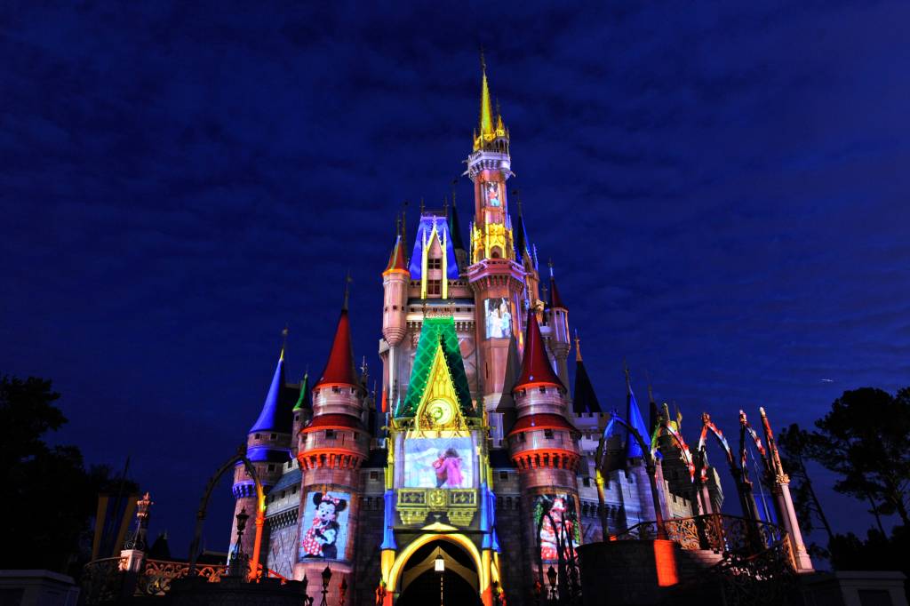 O Castelo da Cinderella, no Magic Kingdom, iluminado para o show The Magic, The Memories and You O Castelo da Cinderella, no Magic Kingdom, iluminado para o show The Magic, The Memories and You