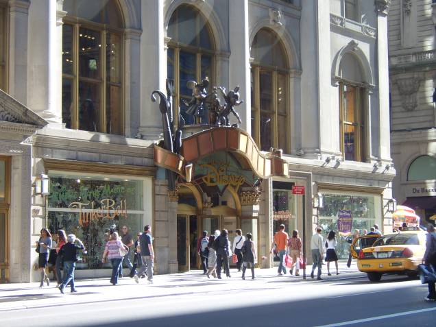 <strong>Disney Store</strong> <em>(1540 Broadway) </em> O destino oficial em Nova York para encontrar os produtos vendidos nos parques é a Disney Store. A loja é tão mágica quanto os parques e os filmes e tem as clássicas pelúcia, fantasias, roupas e acessórios <strong>Disney Store</strong> <em>(1540 Broadway) </em> O destino oficial em Nova York para encontrar os produtos vendidos nos parques é a Disney Store. A loja é tão mágica quanto os parques e os filmes e tem as clássicas pelúcia, fantasias, roupas e acessórios