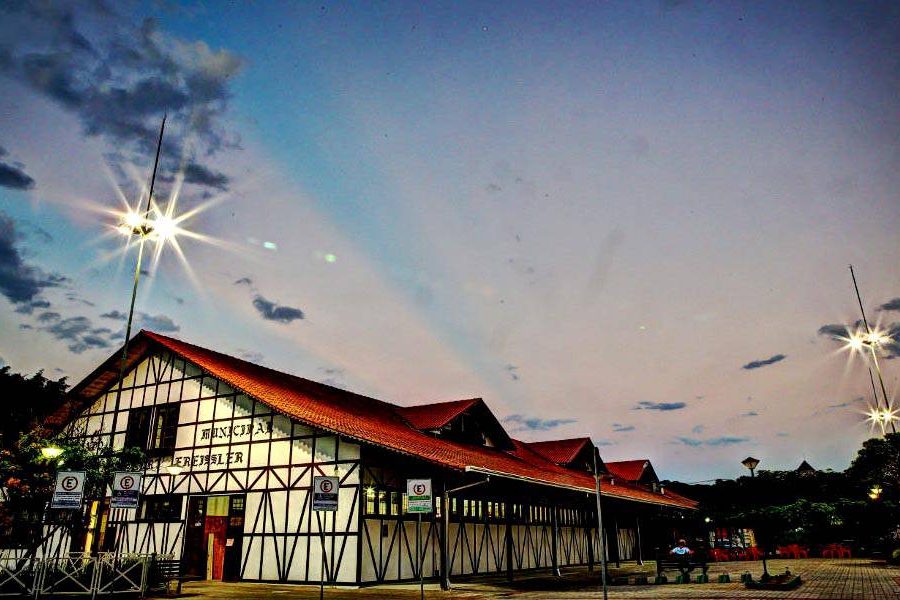 Dentro de uma reserva ecológica, o museu guarda a maior e possivelmente a melhor coleção de arte popular do país. São cerca de 8 mil peças, colecionadas durante décadas pelo francês Jacques van der Beuque. No acervo, entre obras menos conhecidas, há exemplares dos bonecos de barro do pernambucano Mestre Vitalino (1909–1963), que encenam situações do cotidiano sertanejo. <em>Estrada do Pontal, 3295 (Recreio dos Bandeirantes), 2490-3278, R$ 12</em> Dentro de uma reserva ecológica, o museu guarda a maior e possivelmente a melhor coleção de arte popular do país. São cerca de 8 mil peças, colecionadas durante décadas pelo francês Jacques van der Beuque. No acervo, entre obras menos conhecidas, há exemplares dos bonecos de barro do pernambucano Mestre Vitalino (1909–1963), que encenam situações do cotidiano sertanejo. <em>Estrada do Pontal, 3295 (Recreio dos Bandeirantes), 2490-3278, R$ 12</em>